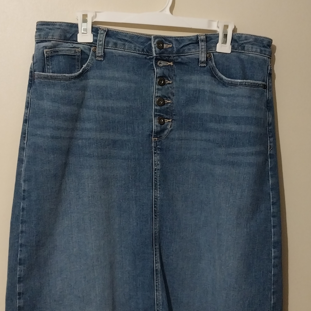 Stylish Blue Button-Up Denim Skirt